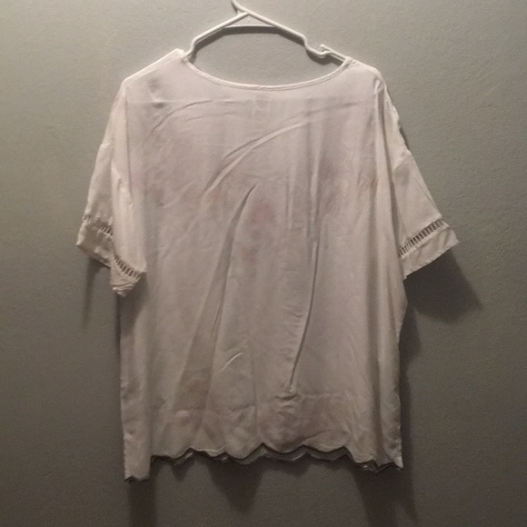 White embroidered top with scalloped bottom. - Picture 2 of 3